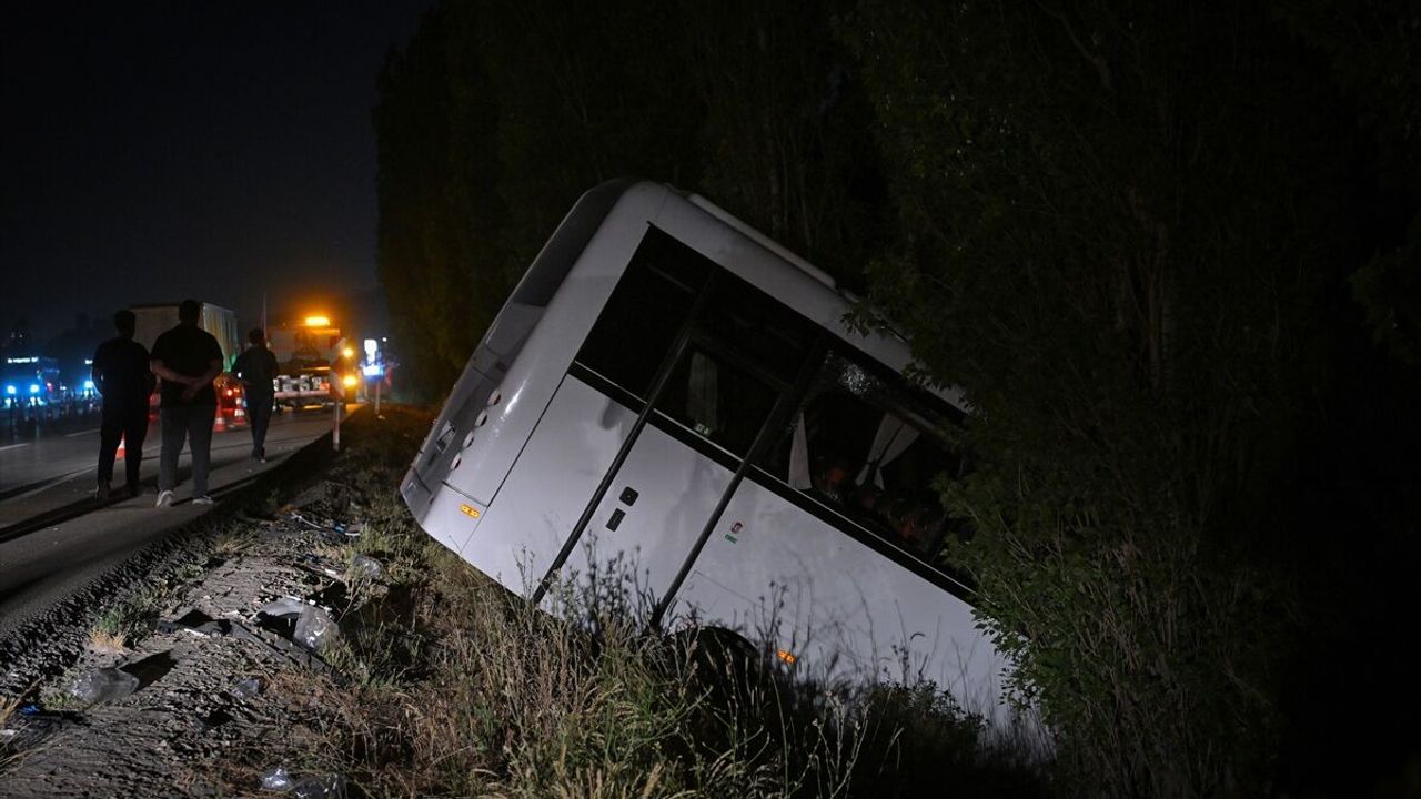 SON DAKİKA: Ankara Mamak'taki trafik kazasında minibüs şarampole devrildi, 8 yaralı