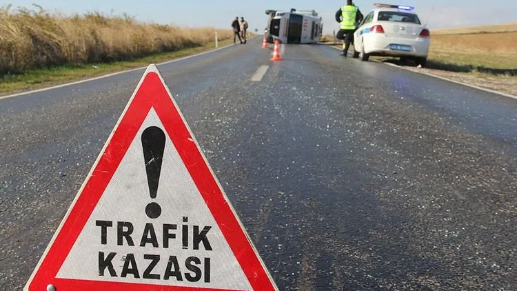 Antalya'da tur otobüsü ile otomobil çarpıştı: 1 ölü, 12 yaralı