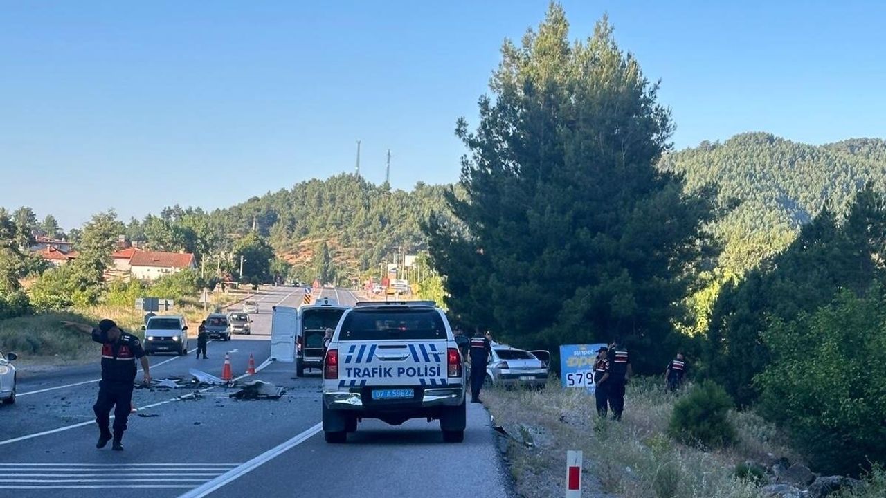 Antalya’daki trafik kazasında tur otobüsü ile otomobil çarpıştı: 1 ölü, 12 yaralı