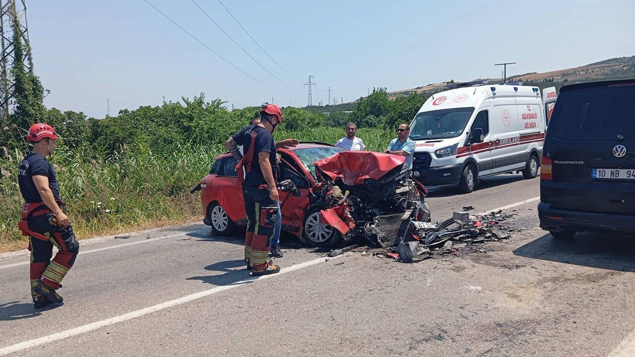 Balıkesir'de feci kaza: 1 ölü, 2 yaralı