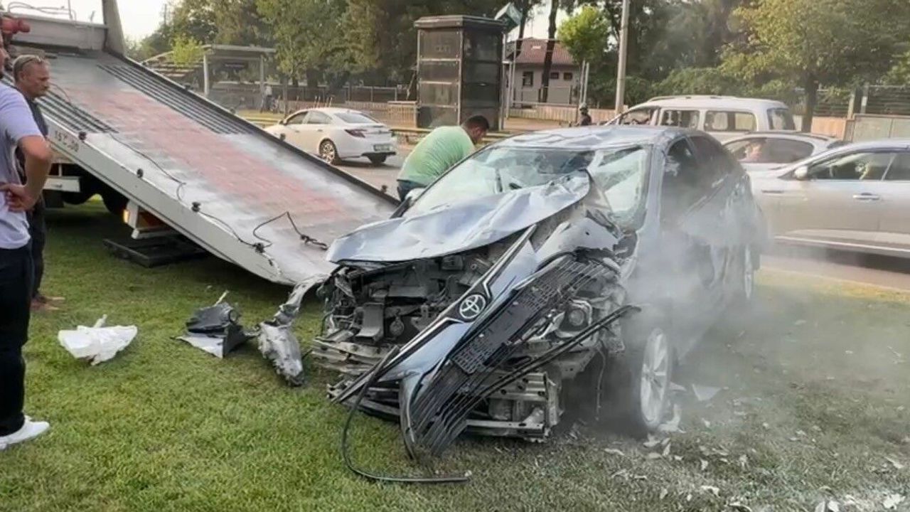Bursa’da feci kaza: 3 araç birbirine girdi