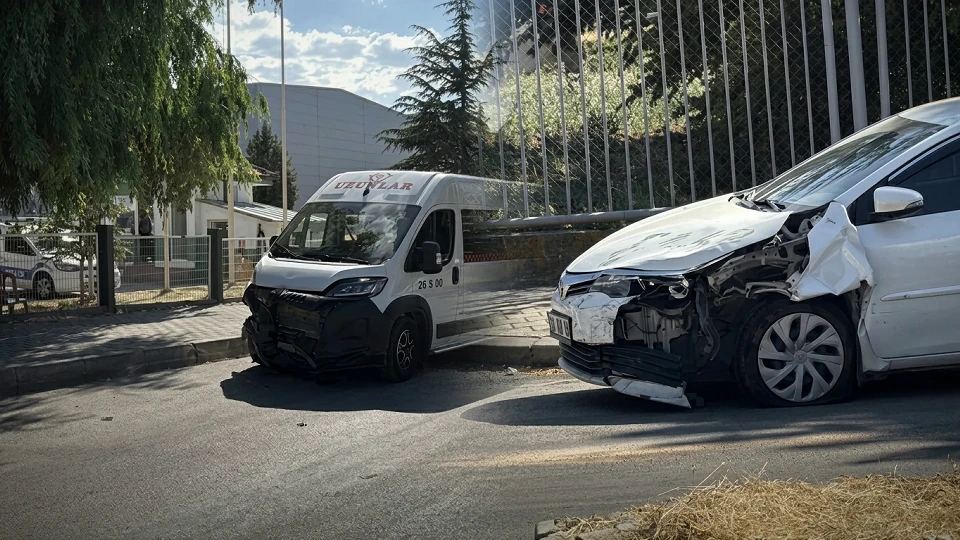 Eskişehir işçi servisi kazası: Kavşaktaki çarpışmada 11 yaralı | Güncel Haberler