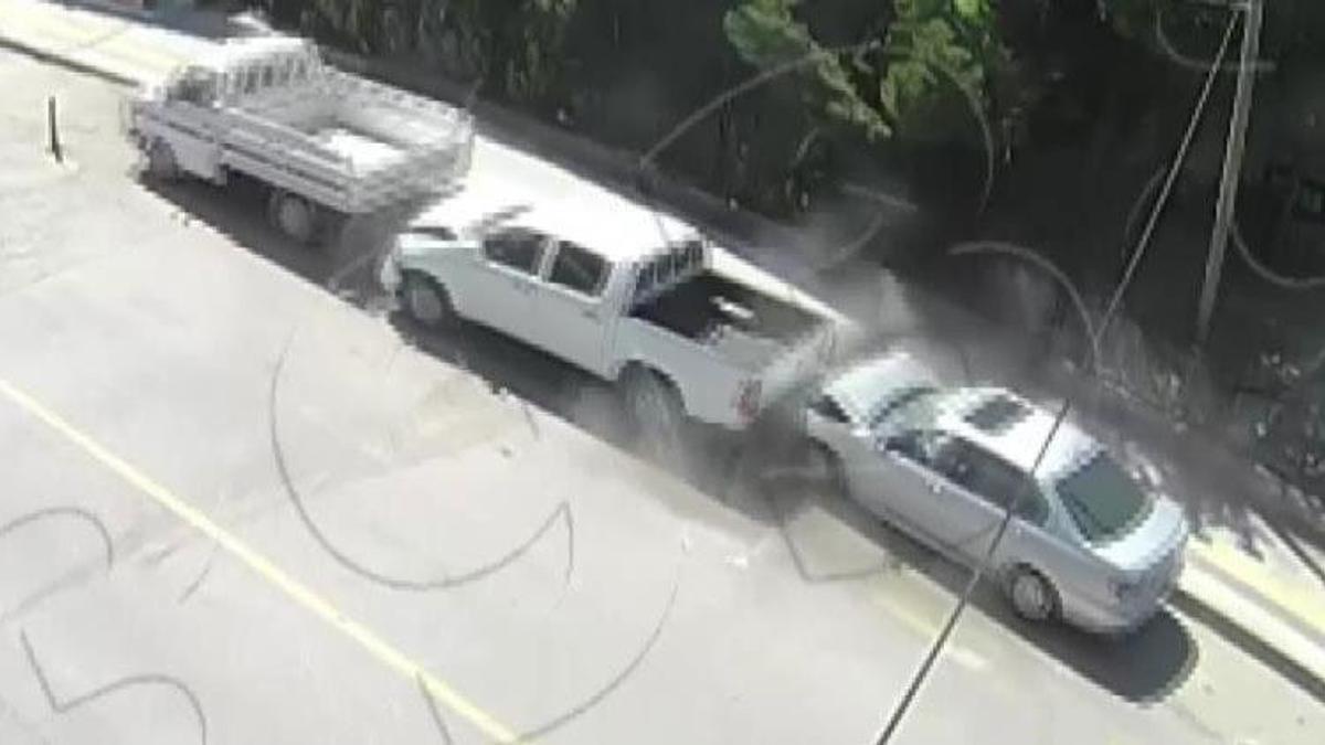 Otomobilin park halindeki araçlara çarptığı kaza kamerada
