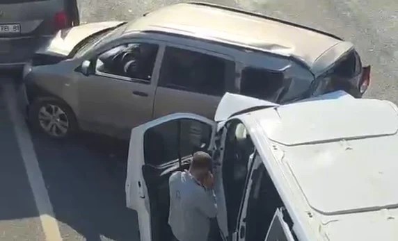 Ulaşım durma noktasına geldi - Gebze D-100’de zincirleme kaza: Trafik kilitlendi!