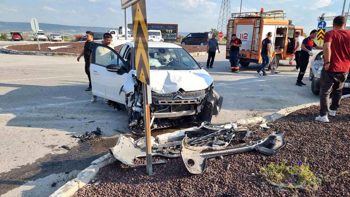 Domaniç'te Trafik Kazası: 2 Yaralı