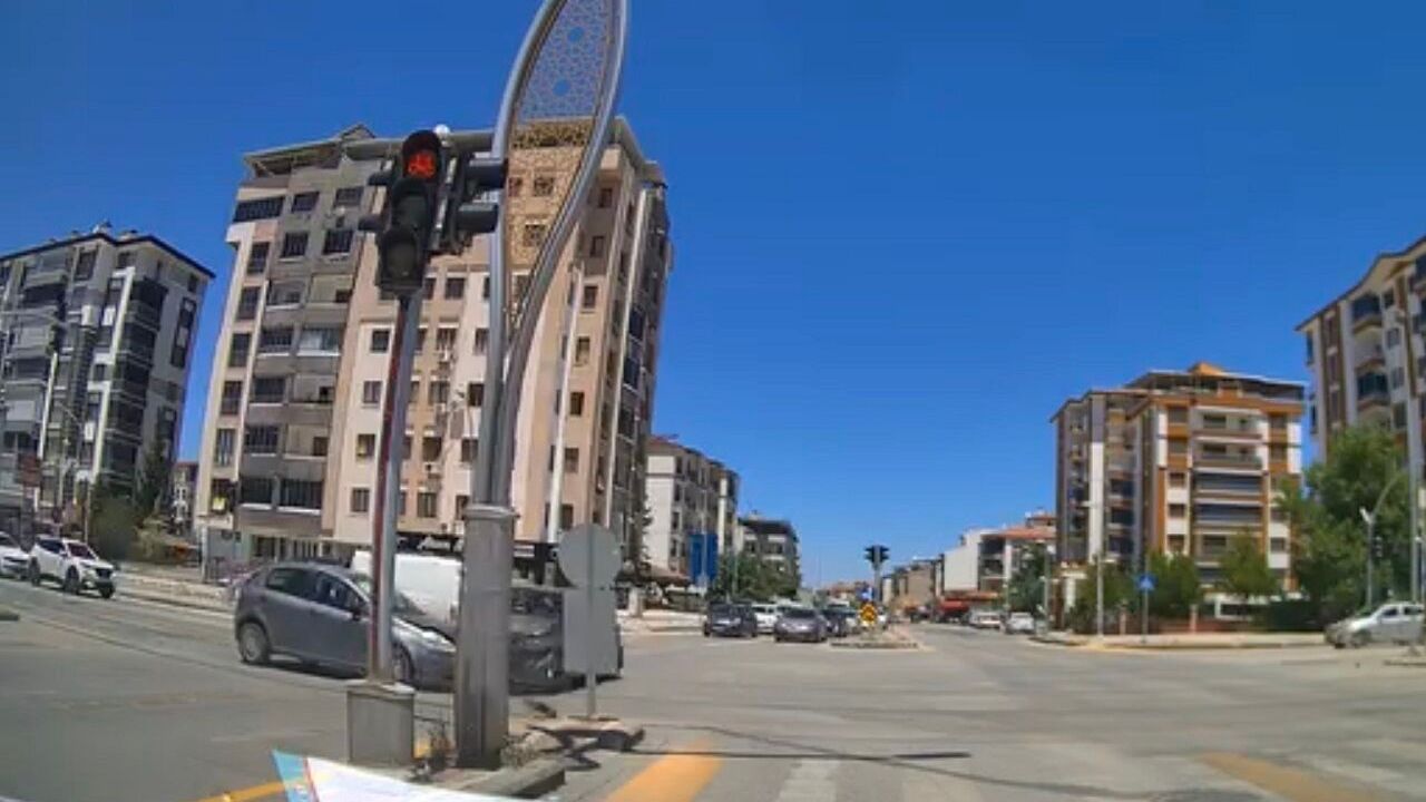 Malatya'da Kırmızı Işık İhlali Kamerada! Kavşaktaki Kaza Anbean Kaydedildi