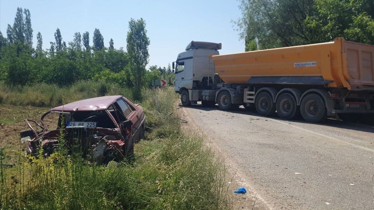 Uşak Banaz’da trafik kazası: Tırla çarpışan otomobilin sürücüsü hayatını kaybetti
