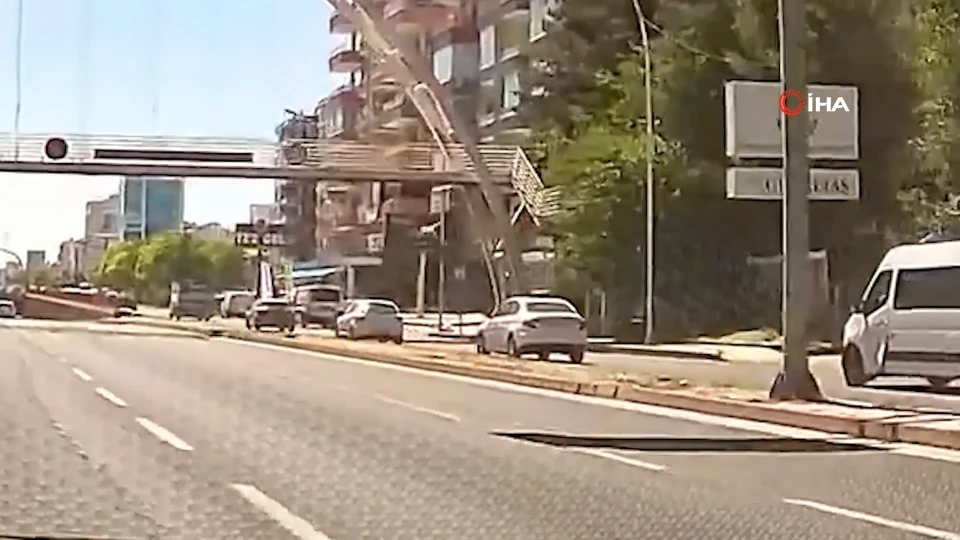 Üst geçitte kaza! Zemine çakılan vatandaşın durumu ağır