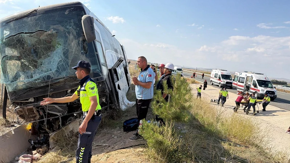 Aksaray'da feci kaza! Ankara-Niğde Otoyolu'nda yolcu otobüsü kazası: Çok sayıda yaralı var | GÜNDEM HABERLERİ
