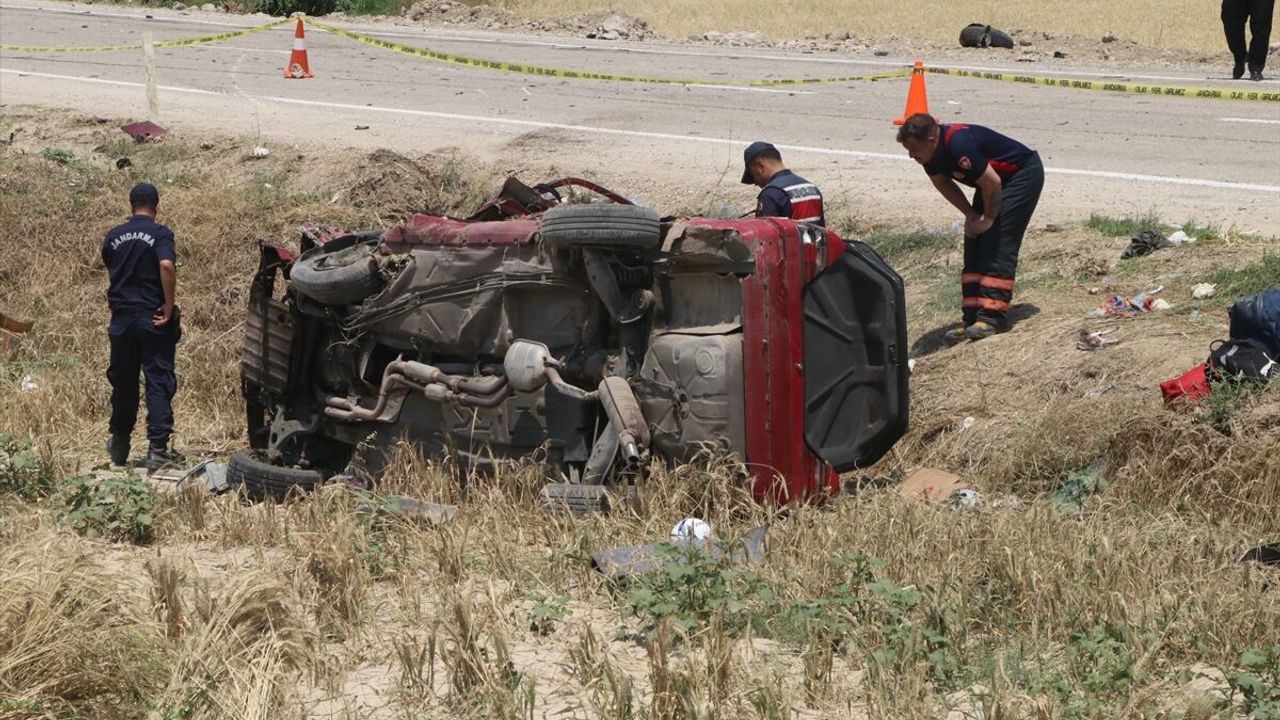 SON DAKİKA: Çankırı’da feci trafik kazasında aynı aileden 3 kişi hayatını kaybetti