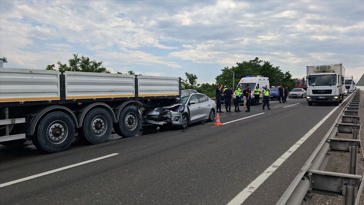 SON DAKİKA: Karabük Eskipazar'da tırla otomobilin çarpıştığı trafik kazasında 1 ölü, 8 yaralı