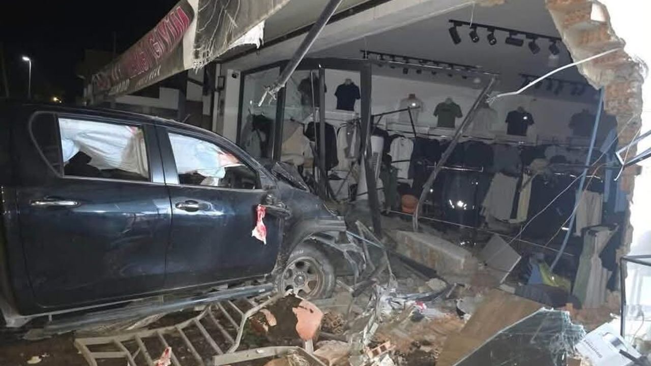 Alkollü sürücü mağazaya daldı: Hastaneye kaldırıldı - Gündem Kıbrıs Gazetesi