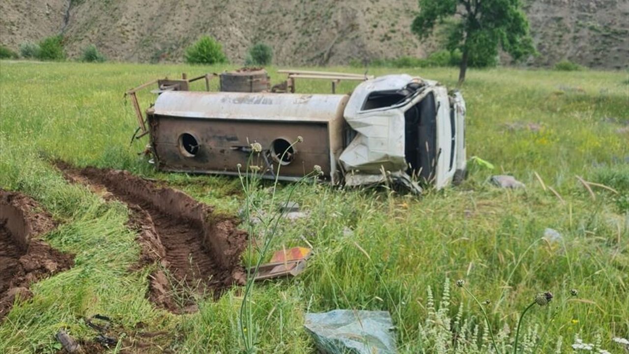 Bingöl Karlıova'da trafik kazası: Su tankeri şarampole devrildi 1 ölü, 1 yaralı
