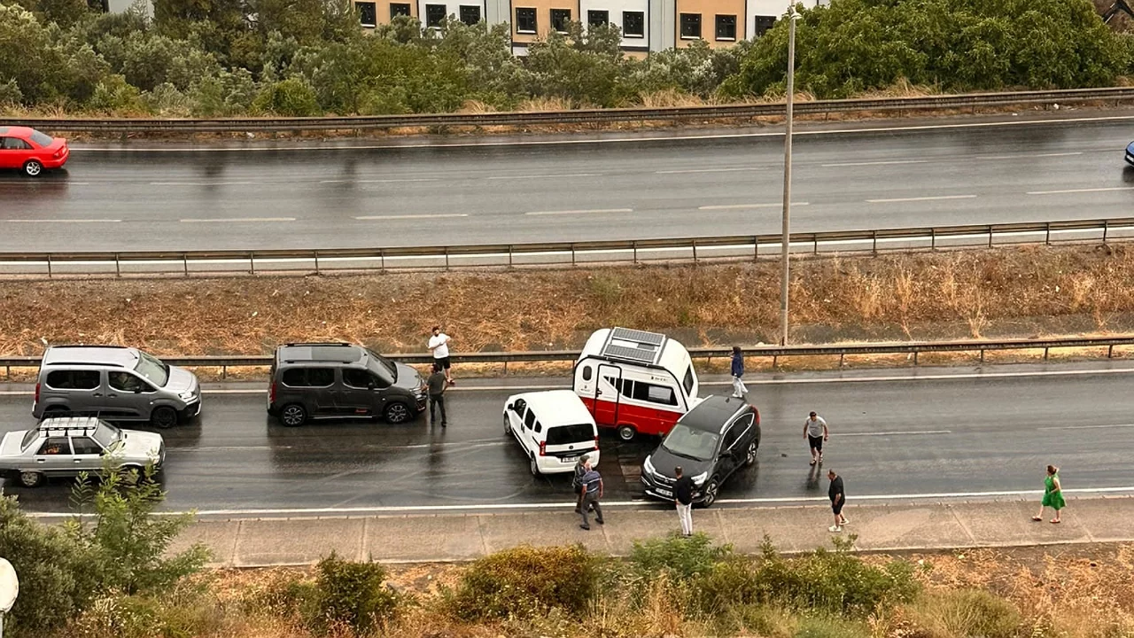 Bursa'da yağış zincirleme kazayı beraberinde getirdi! Yol tıkandı...
