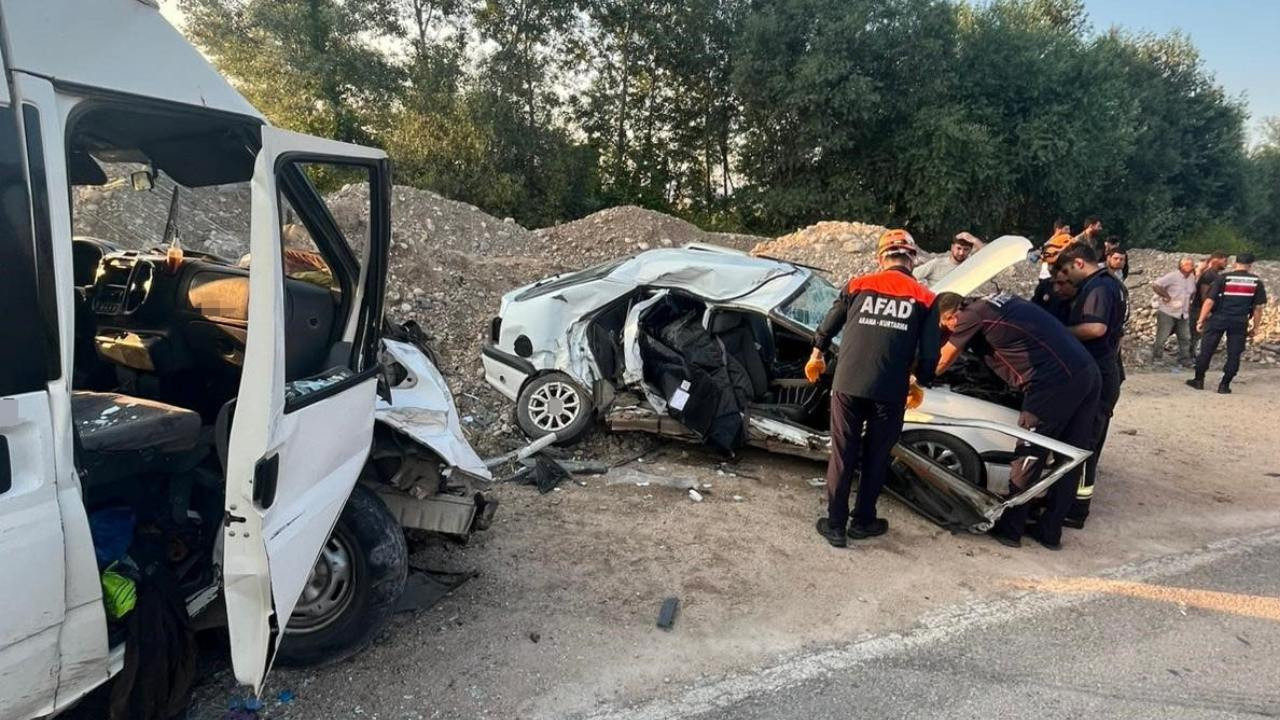 Otomobil ile minibüsün çarpıştığı kaza can aldı
