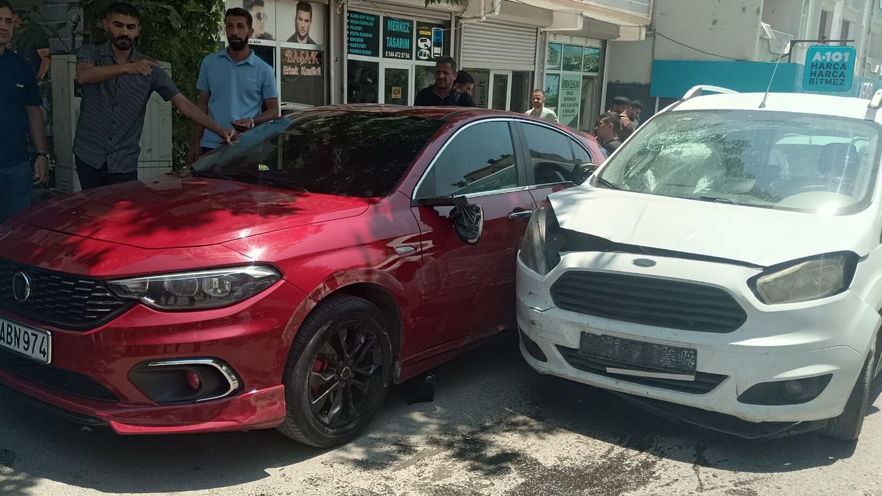 Şırnak'ta Trafik Kazası, 4 Araç Birbirine Girdi
