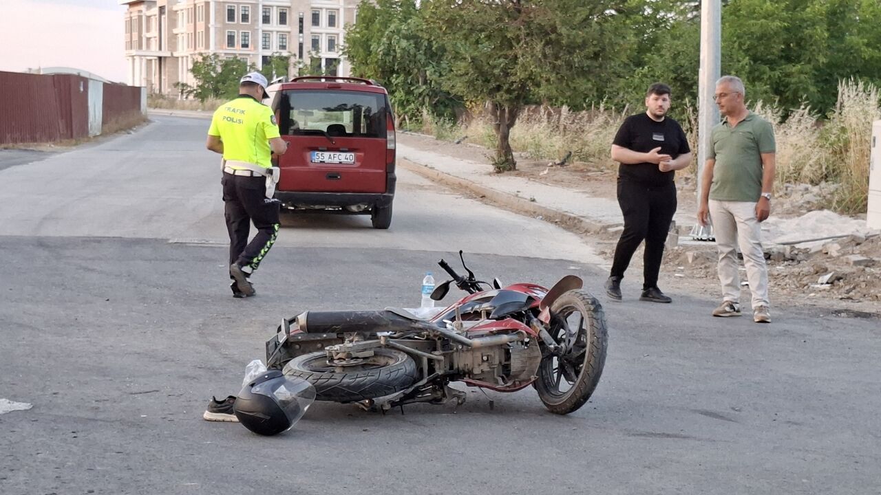 Trafik kazası: Motosikletle hafif ticari araç çarpıştı
