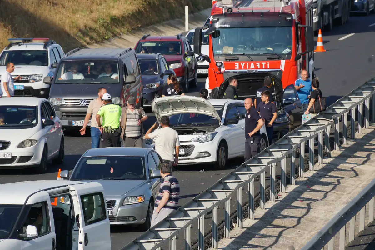 Zincirleme Trafik Kazası: 7 Araç Birbirine Girdi