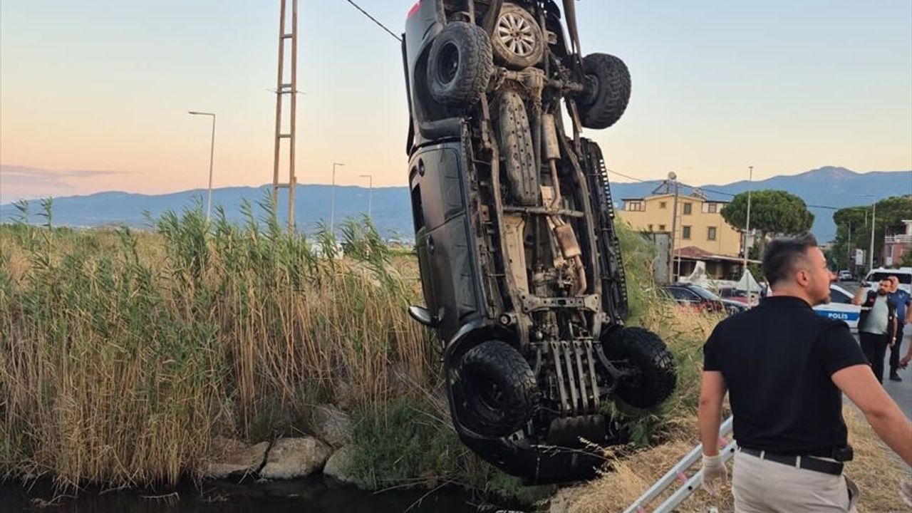 Balıkesir Edremit’te trafik kazası: Dereye devrilen kamyonette 2 ölü, 1 yaralı