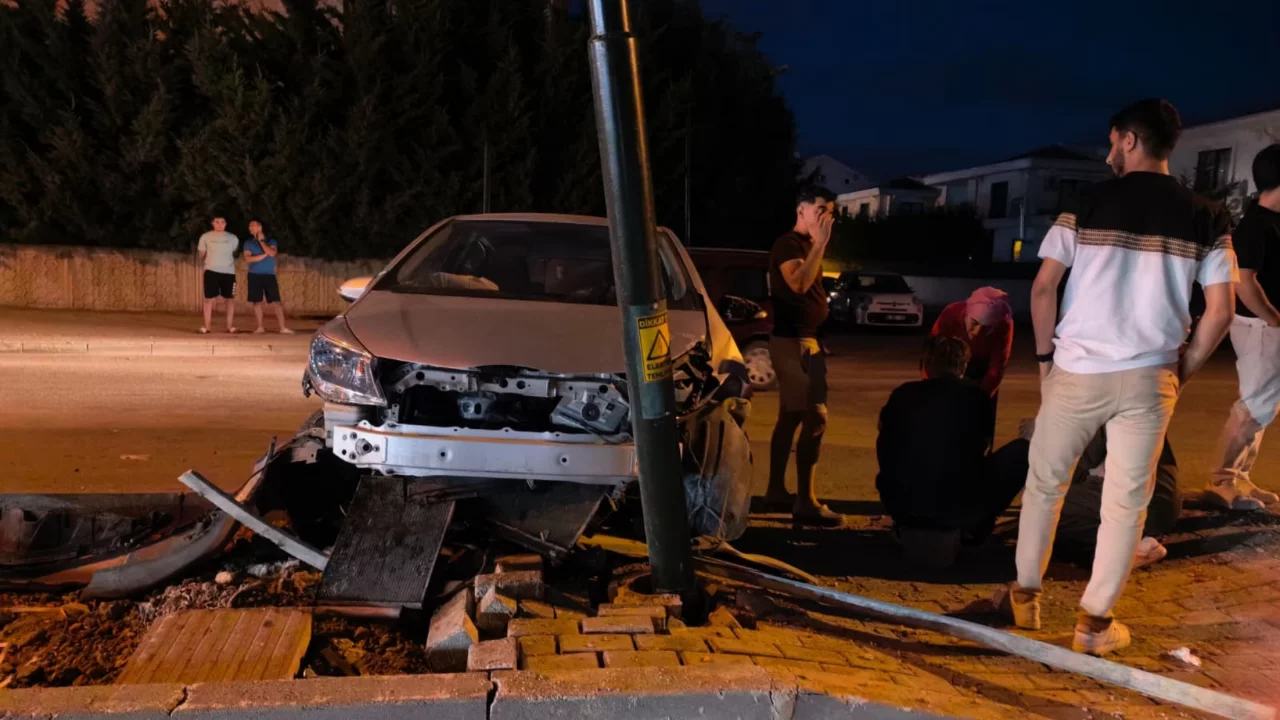 Bursa'da trafik kazası! Yaralı gence ilk müdahale doktor olan babasından geldi...