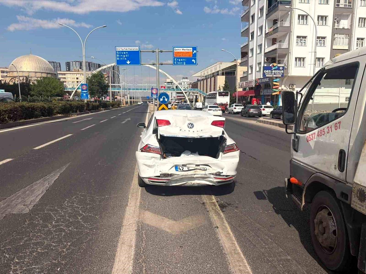 Diyarbakır'da trafik kazası: 7 aylık hamile sürücü şoka girdi