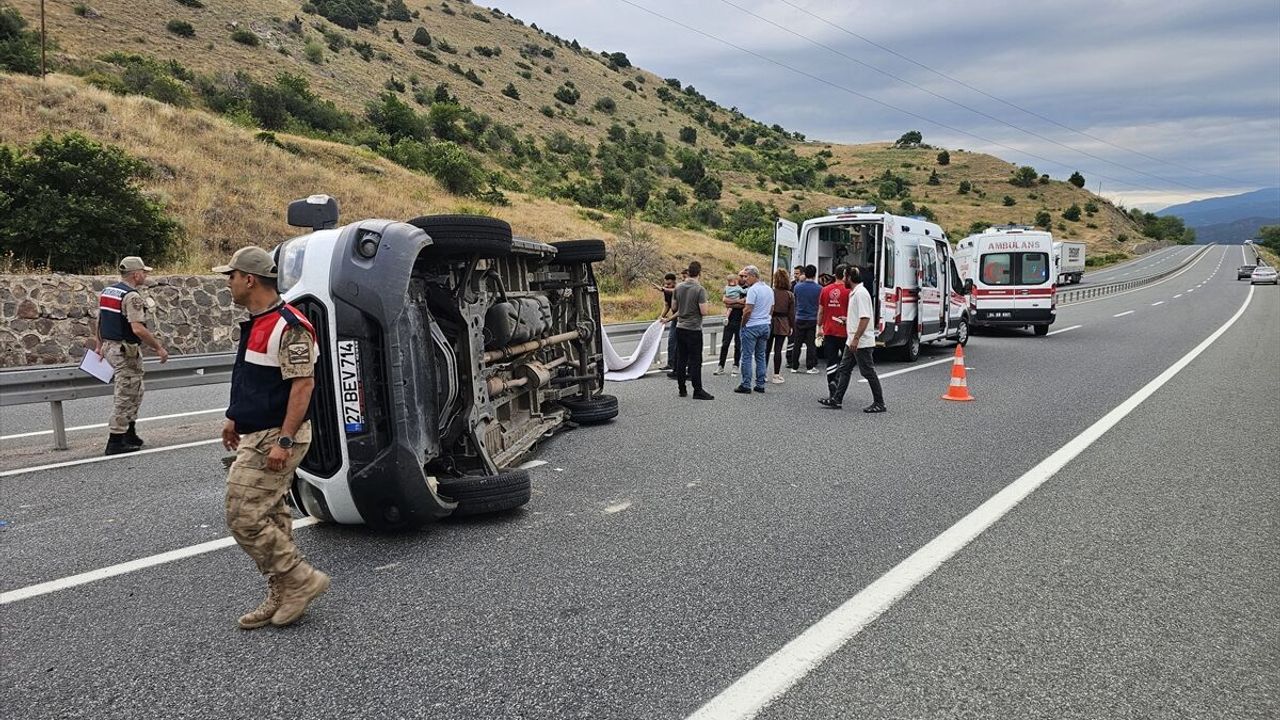 Erzincan'da minibüsün devrildiği trafik kazasında 6'sı çocuk 16 yaralı