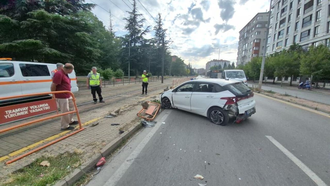 Eskişehir'de esrarengiz trafik kazası: Arabanın camındaki izler merak uyandırdı
