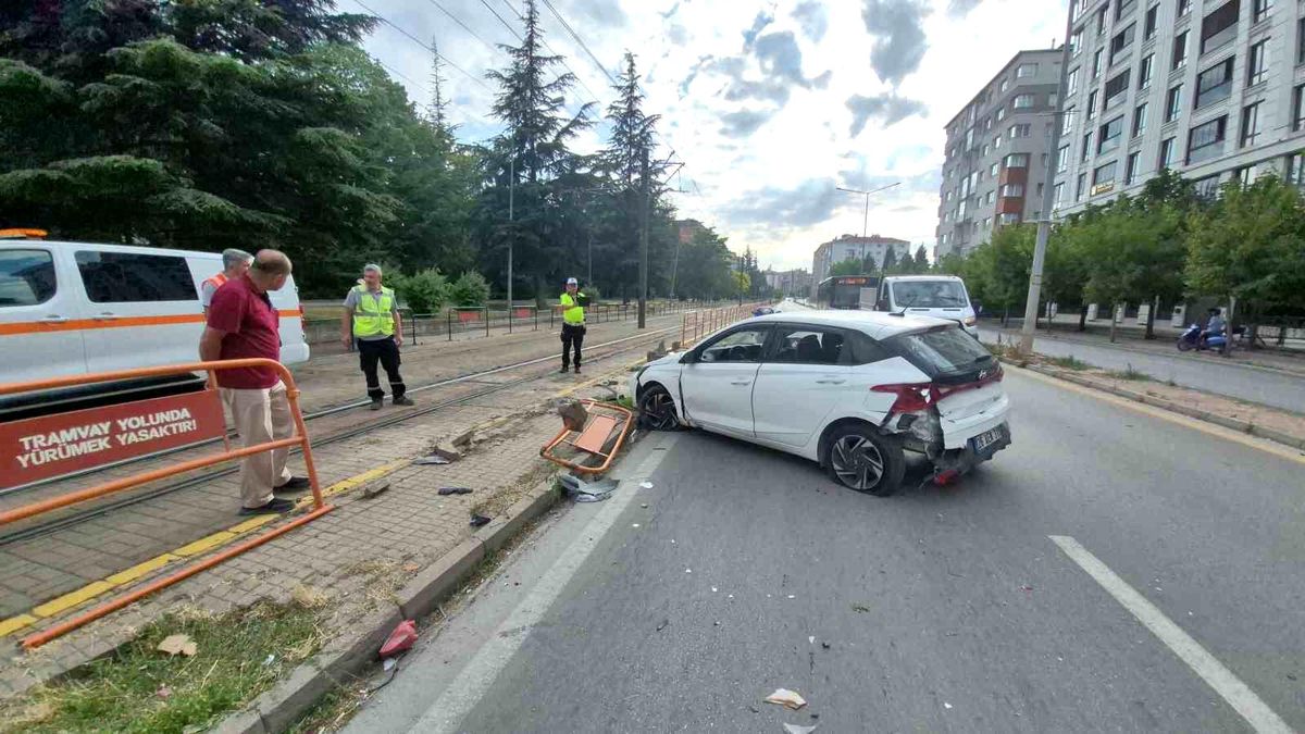 Eskişehir'de Trafik Kazası: Anne ve Kızı Yaralandı