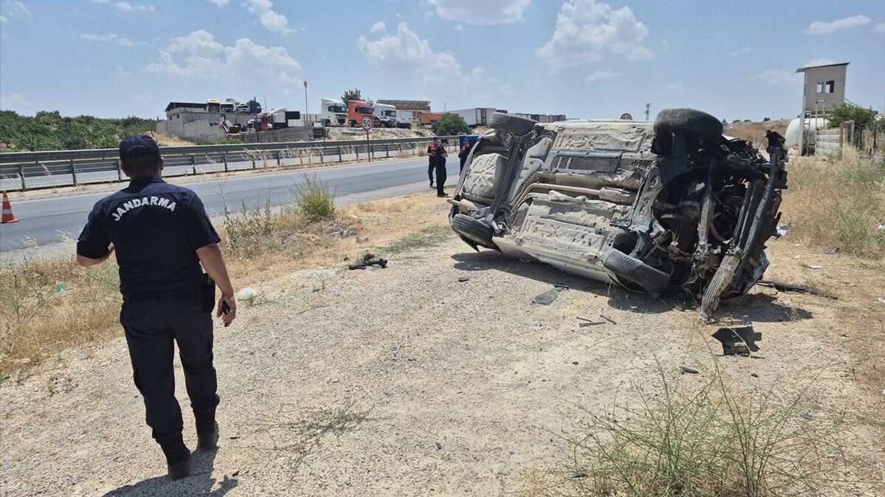 Gaziantep Nizip'teki trafik kazasında otomobil şarampole devrildi: 1 ölü, 8 yaralı