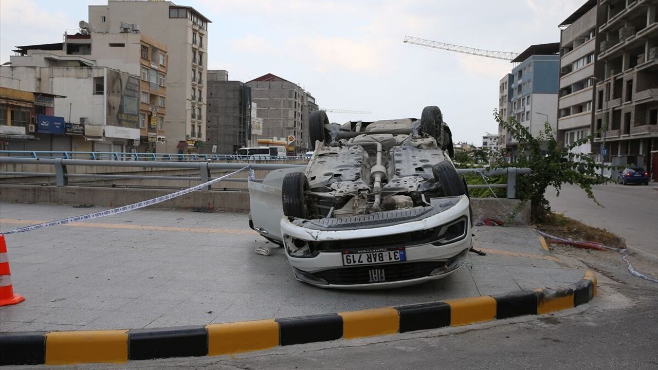 Hatay İskenderun’da bariyerlere çarpan otomobilin devrildiği trafik kazasında 2 ölü, 3 yaralı