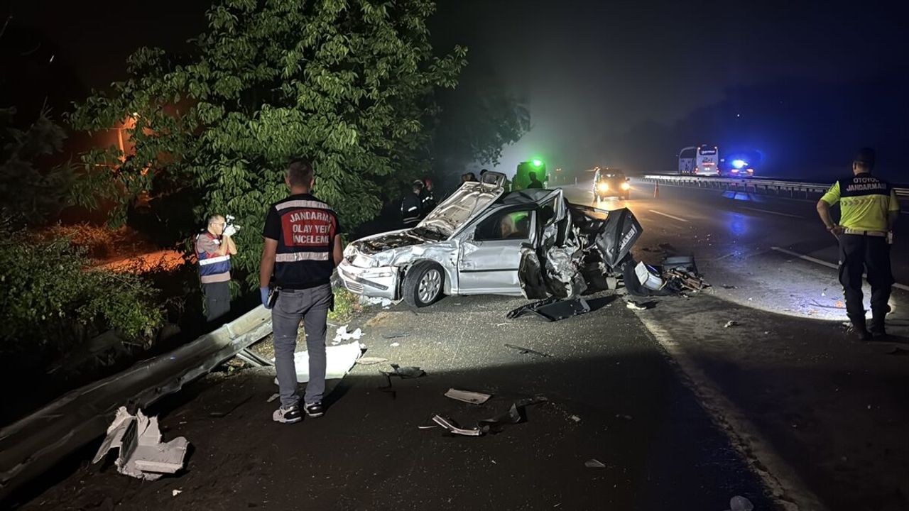 Kocaeli Anadolu Otoyolu'nda trafik kazası: Emniyet şeridindeki otomobile tır çarptı, 1 ölü 3 yaralı