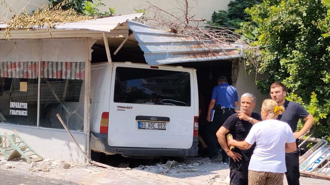 Osmaniye Kadirli’de trafik kazası: Minibüs kıraathaneye girdi 1 ölü, 3 yaralı