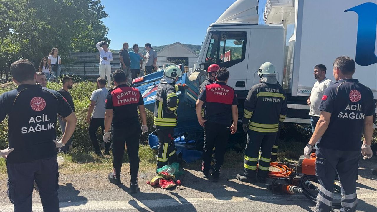 Bartın’da kamyonla tarım aracı çarpıştı: Trafik kazasında bir kişi yaşamını yitirdi