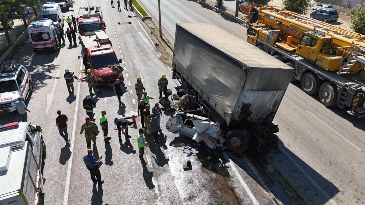 Bursa’da zincirleme kaza! Kabini kopan kamyon dehşet saçtı, yol savaş alanına döndü