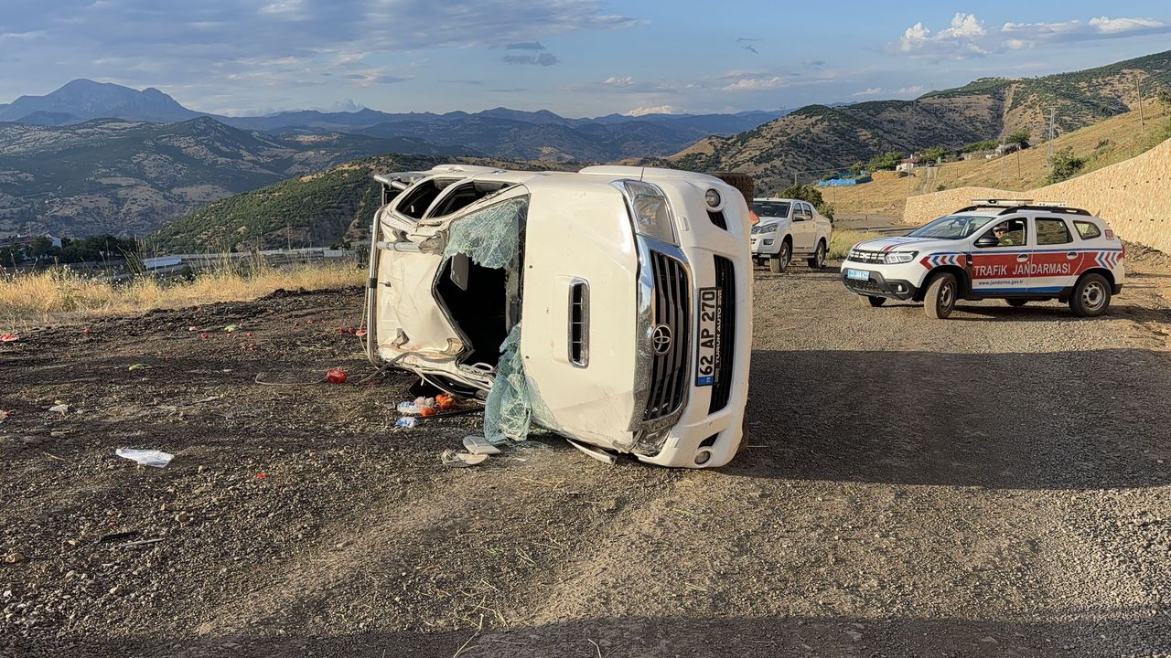Elazığ Karakoçan’daki trafik kazasında pikap devrildi: 3 kişi yaralandı