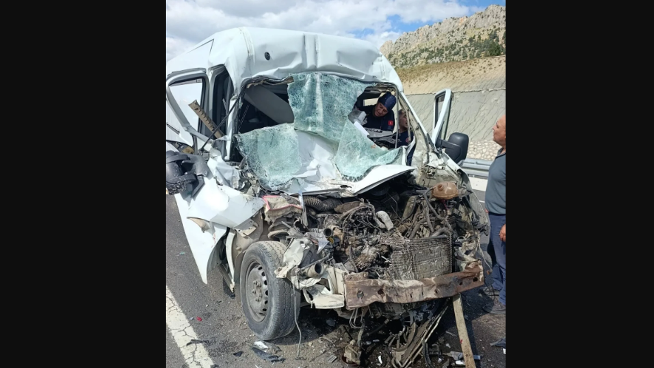 Hurdaya Dönen Araçtan Kurtarıldı: Göksun Yolunda Kaza