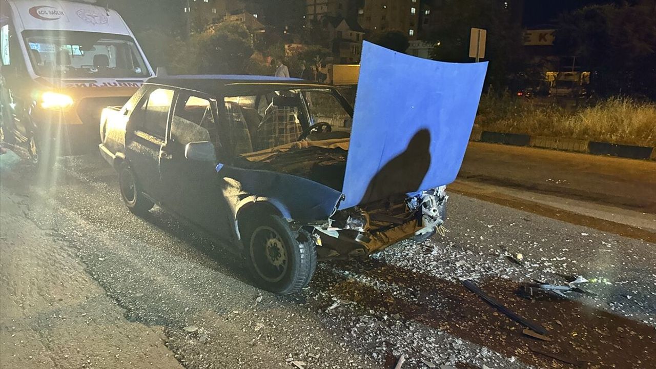 Kastamonu trafik kazasında otomobil tırın dorsesine çarptı: 5 yaralı
