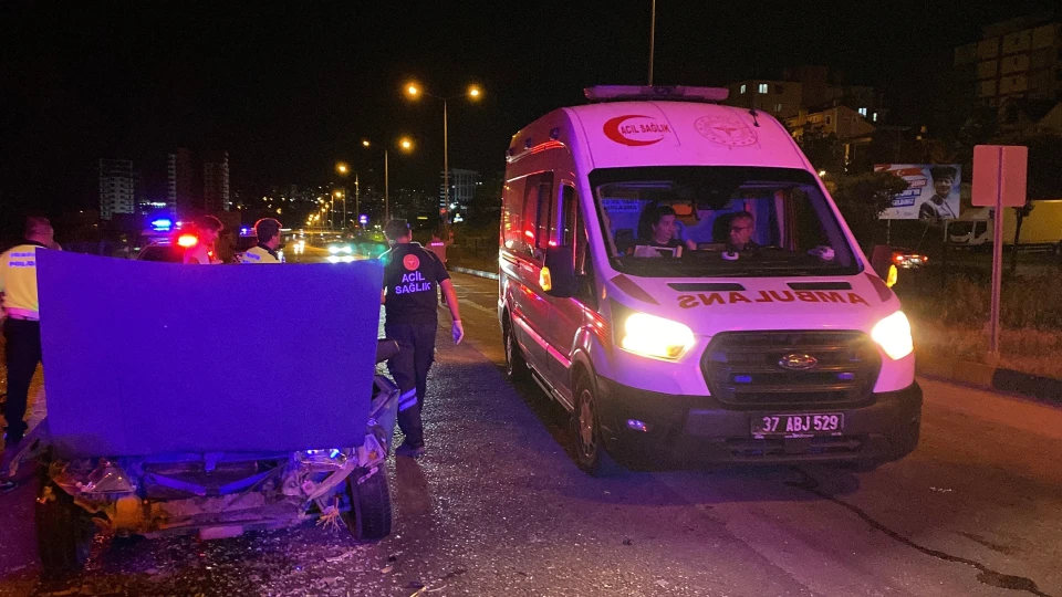 Kastamonu'da feci kaza! Otomobil tıra çarptı: Yaralılar var