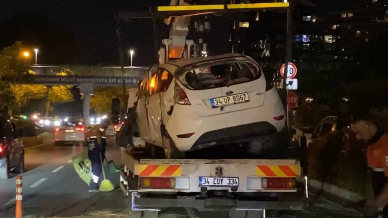 Kaza anında ortalık savaş alanına döndü! Bakırköy'de otomobil devrildi, 4 kişi faciayı kıl payı atlattı