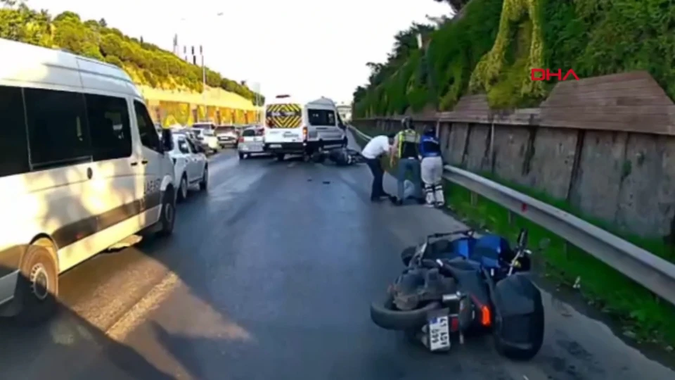 Maltepe'de motosiklet kazası: Emniyet şeridinde çarpıştılar!