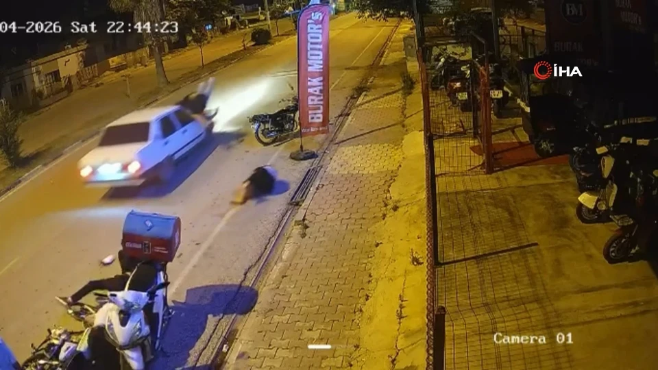 Osmaniye’de kaza anı kamerada: Otomobil yayaların arasına daldı