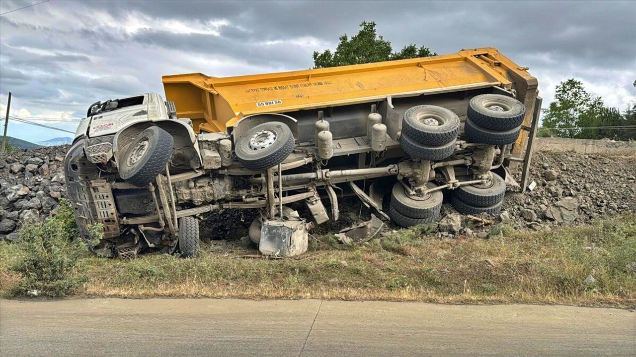 Samsun Atakum’da trafik kazası: Devrilen kamyonun sürücüsü hayatını kaybetti