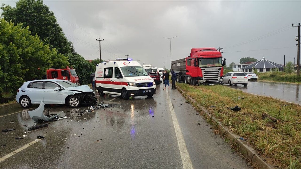 Samsun Çarşamba’daki trafik kazasında iki otomobil çarpıştı: 2’si ağır 4 yaralı
