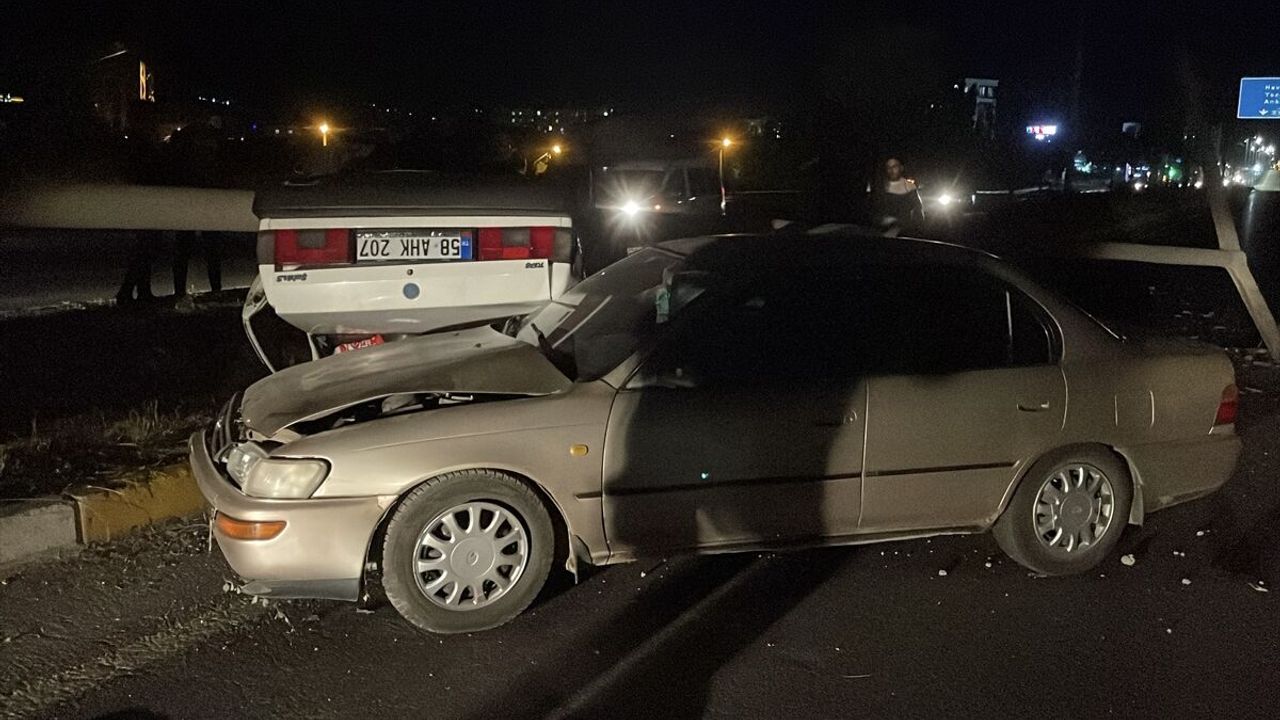 Sivas’ta iki otomobil çarpıştı: Trafik kazasında 6 kişi yaralandı