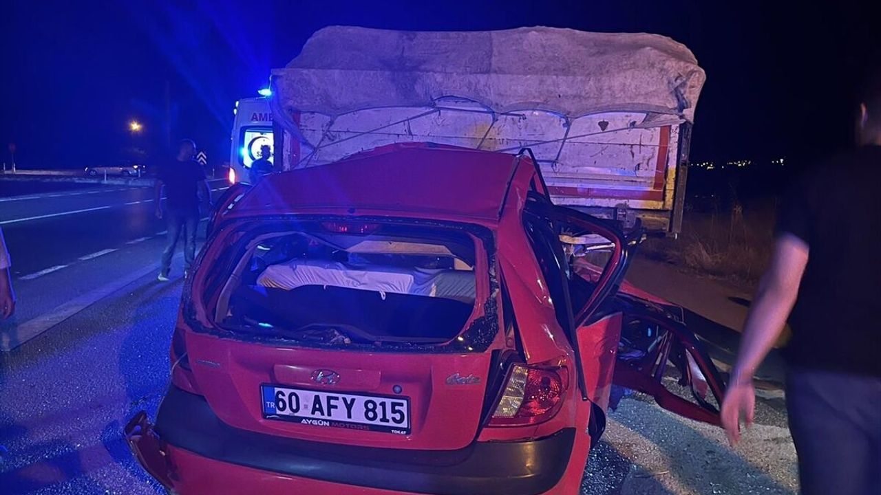 Tokat-Turhal kara yolunda trafik kazası: Tıra çarpan otomobilin sürücüsü hayatını kaybetti
