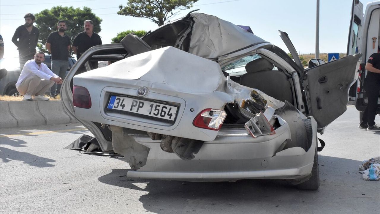 Van İpekyolu’nda trafik kazası: Kamyonete çarpan otomobilde 1 ölü, 4 yaralı