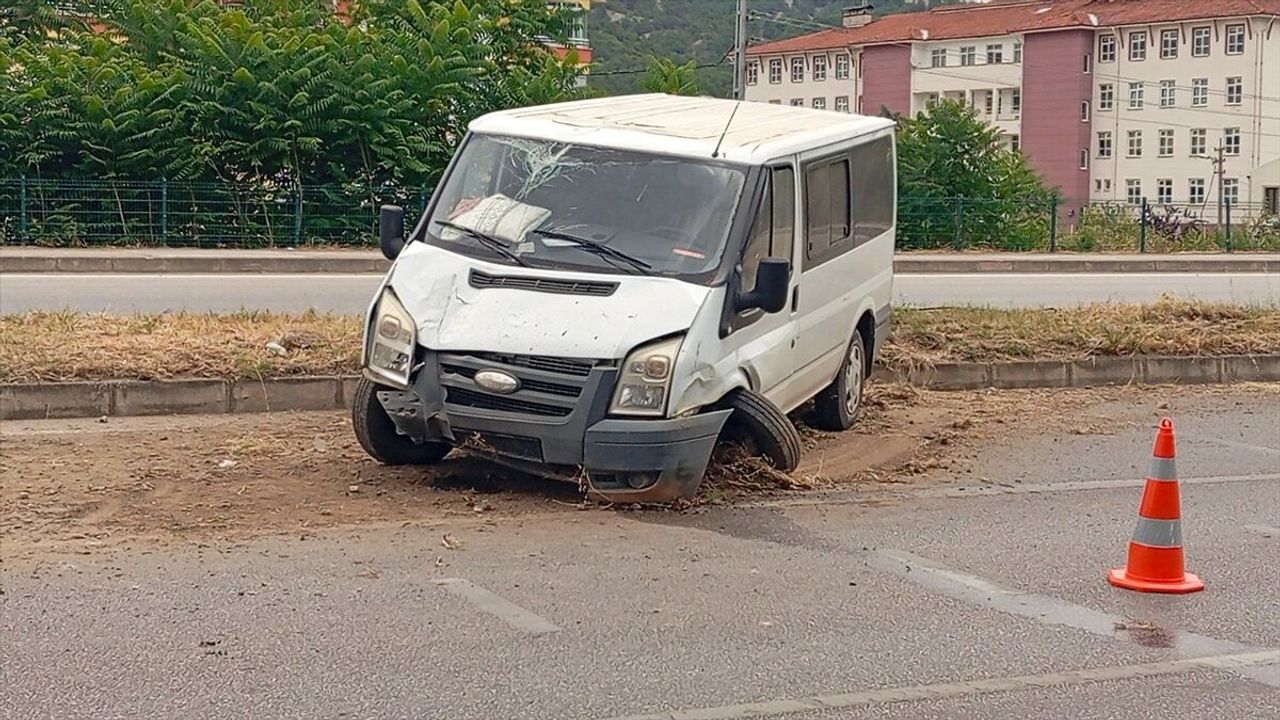 Amasya Taşova’daki trafik kazasında minibüs direğe çarptı: Biri bebek 4 kişi yaralandı