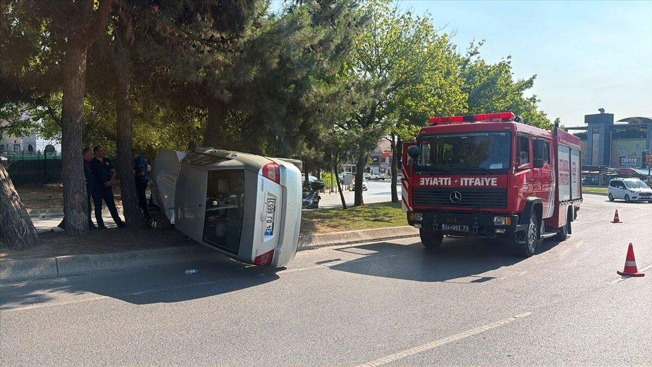 Bakırköy’de trafik kazası: Takla atan otomobilin sürücüsü araçta sıkıştı