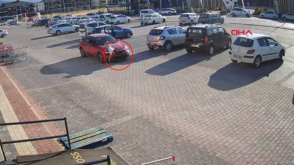 İnegöl'de feci kaza: Otomobil çarpan 9 yaşındaki çocuk ağır yaralandı!
