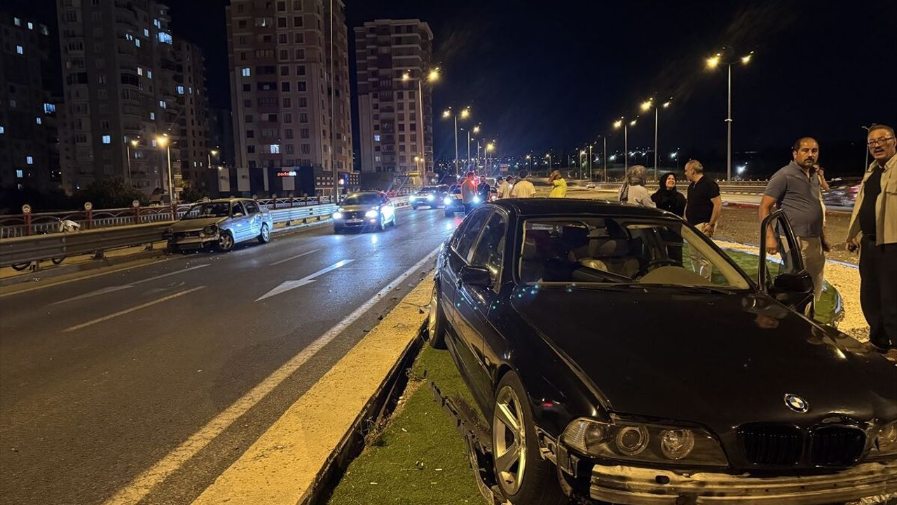Kayseri’de 3 otomobilin karıştığı zincirleme kazada 2 kişi yaralandı
